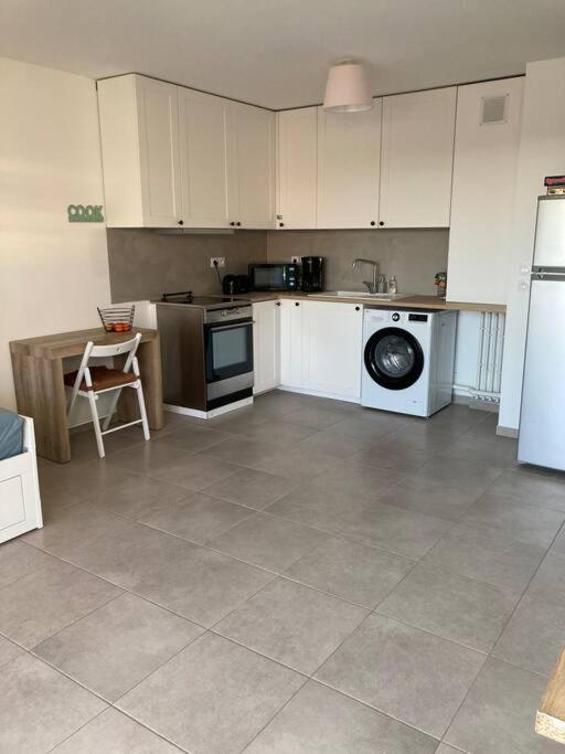 Appartement Rdc Avec Parking Prive La Fare-les-Oliviers 外观 照片